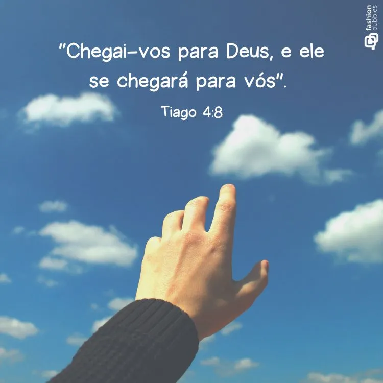 Uma mão se estende em direção a um céu azul vibrante com nuvens brancas, ilustrando a citação bíblica "Chegai-vos para Deus, e ele se chegará para vós". A imagem transmite fé e conexão espiritual.
