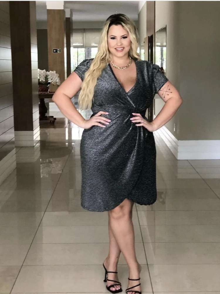 Mulher exibe vestido para casamento