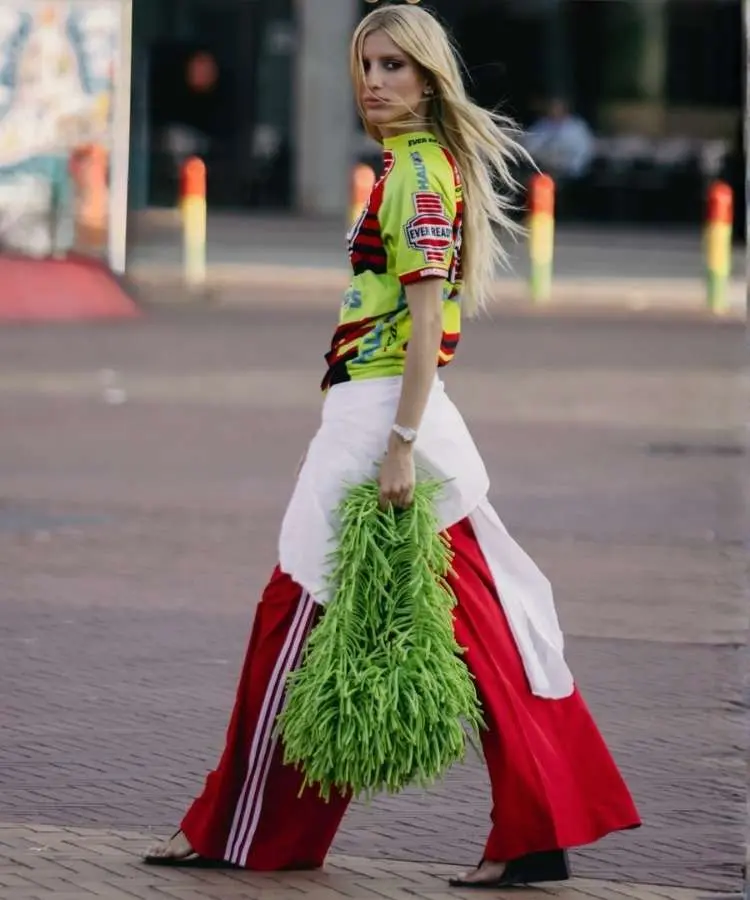 Maria Torquato usando calça Adidas, um dos looks das brasileiras na Copenhagen Fashion Week