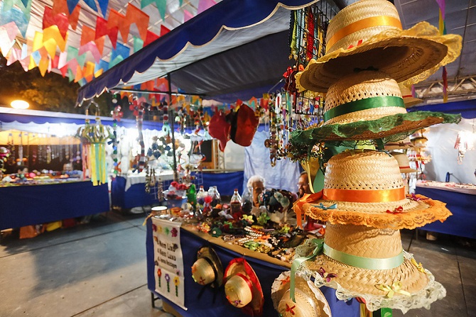 Enfeite decorativo com chapéus de festa junina