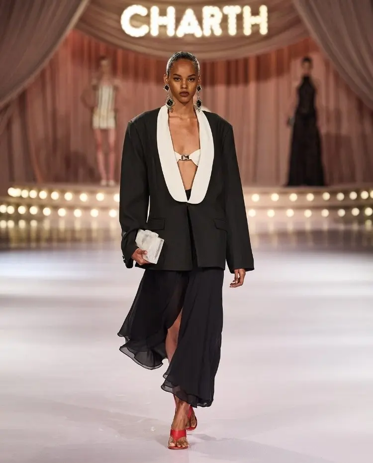 Foto de modelo na passarela durante o desfile da Charth para a coleção "Action"