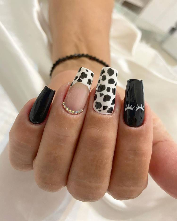 Unha preto e branco decorada com estampa de vaquinha e olhinhos com cílios