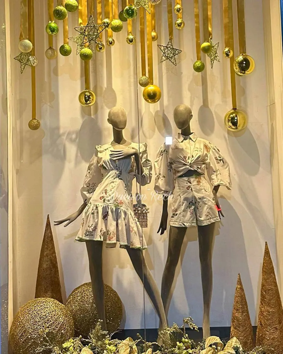 Vitrine com bolas douradas.