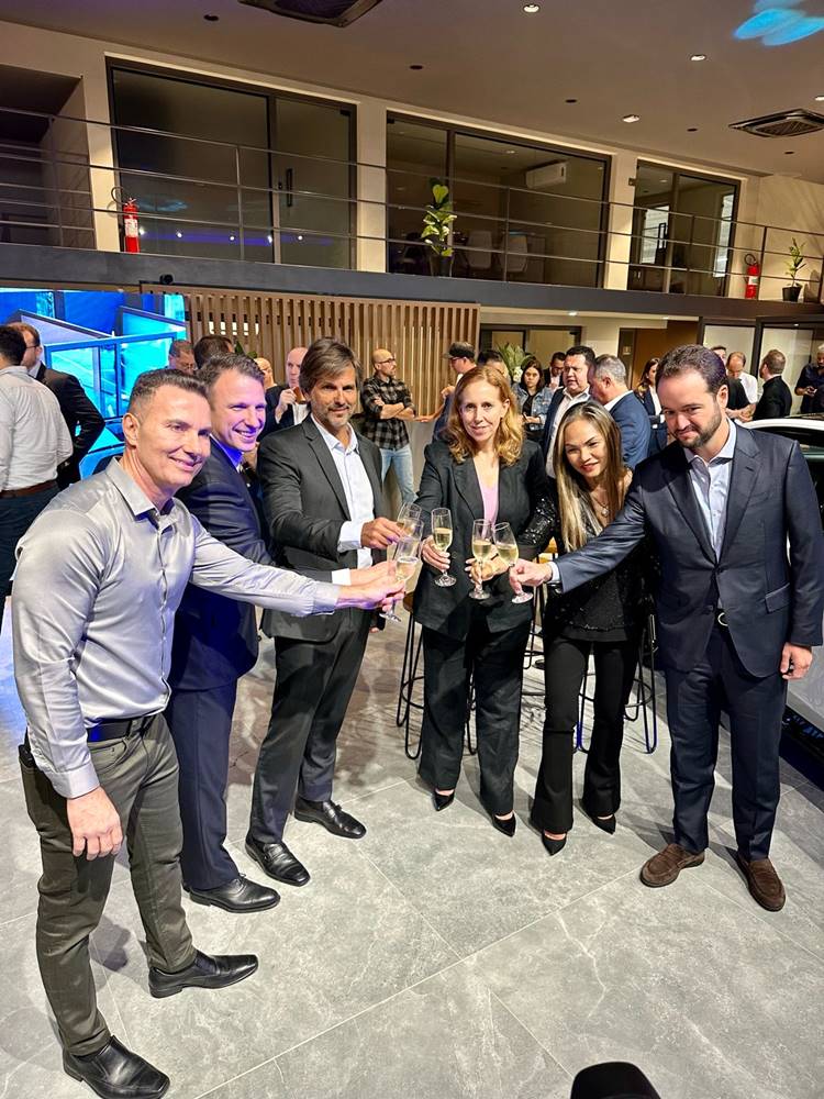 Mauricio Portella, diretor-presidente das marcas de Luxo na Automob, Reiner Braun, presidente da BMW América Latina, Maru Escobedo, presidente da BMW no Brasil e demais convidados na reinauguração da loja Autostar