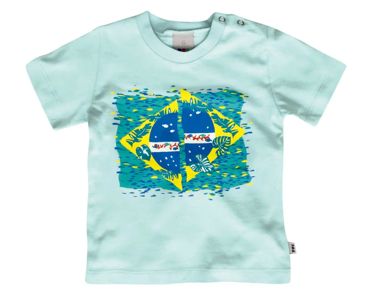 Blusa verde decorada com a bandeira do Brasil.
