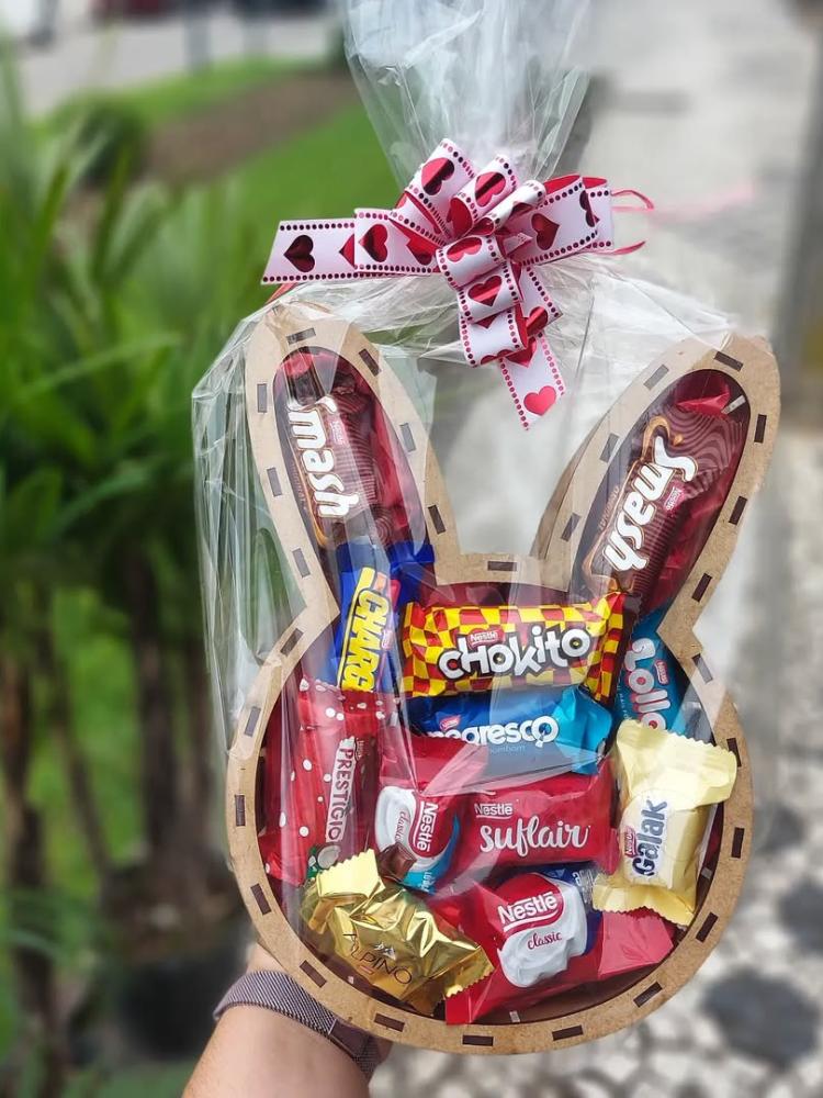 Cesta em formato de coelho com bombons 