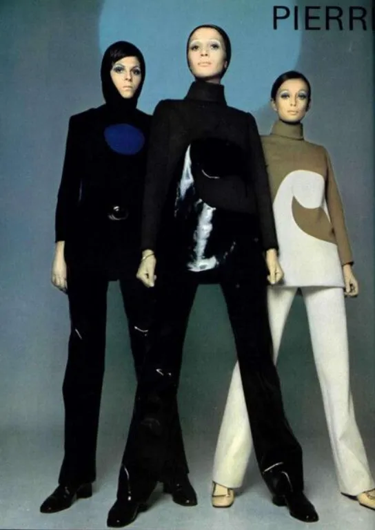 Editorial Pierre Cardin conjuntos com recorte.