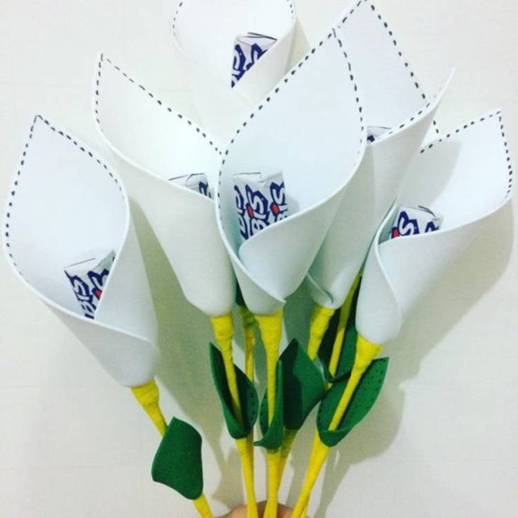Flor de EVA com chocolate.