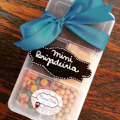 dia das maes presentes: caixinha com divisórias com brigadeiro e vários confeitos