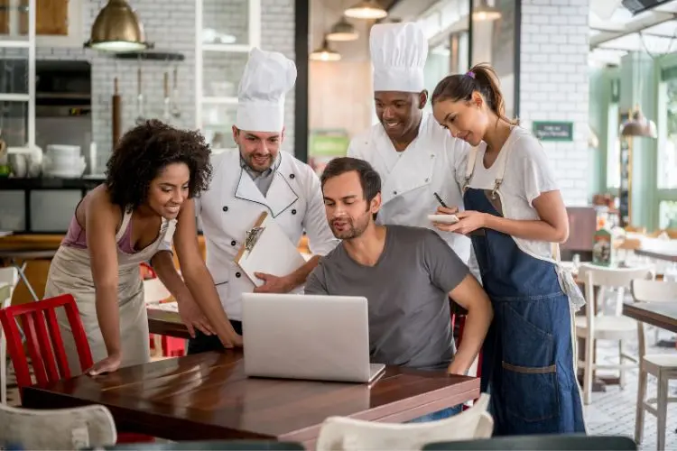 Profissionais de um restaurante em uma reunião no computador