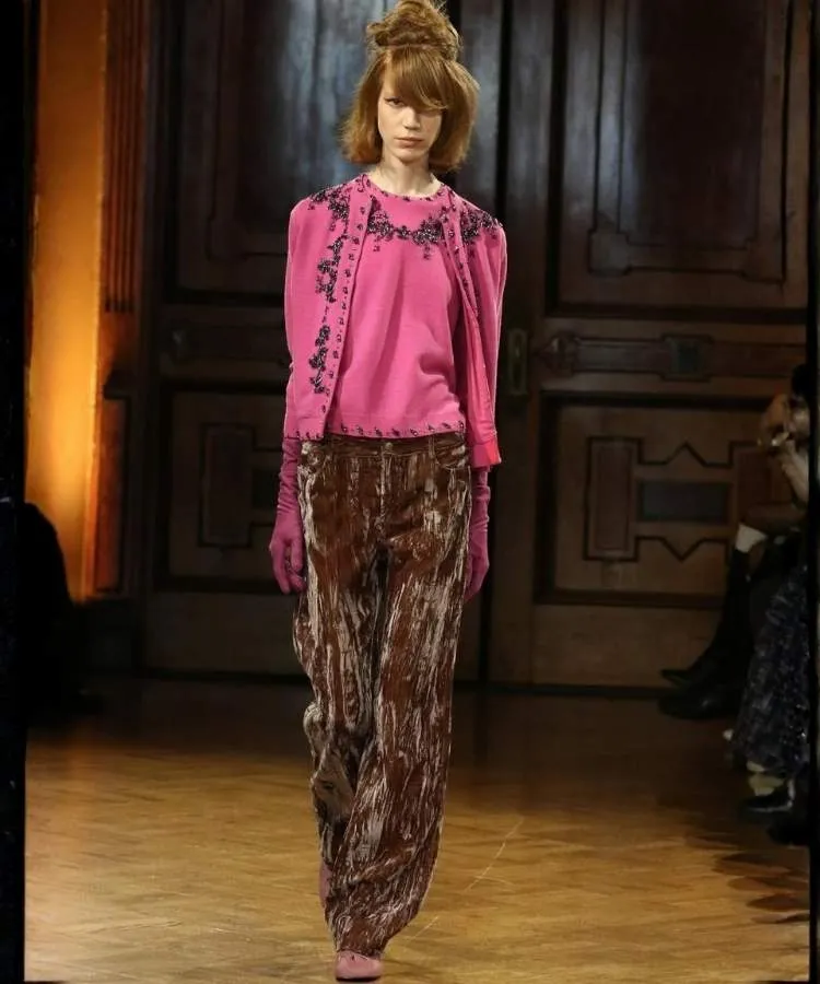 Foto de modelo usando calça de veludo molhado, uma das tendências da NYFW Outono Inverno 2026