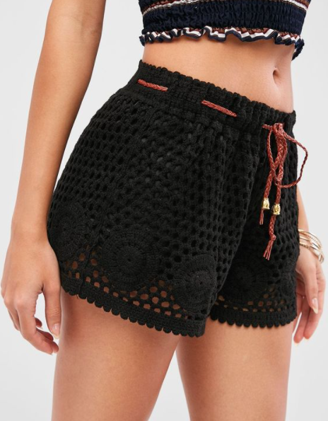 Short preto de crochê