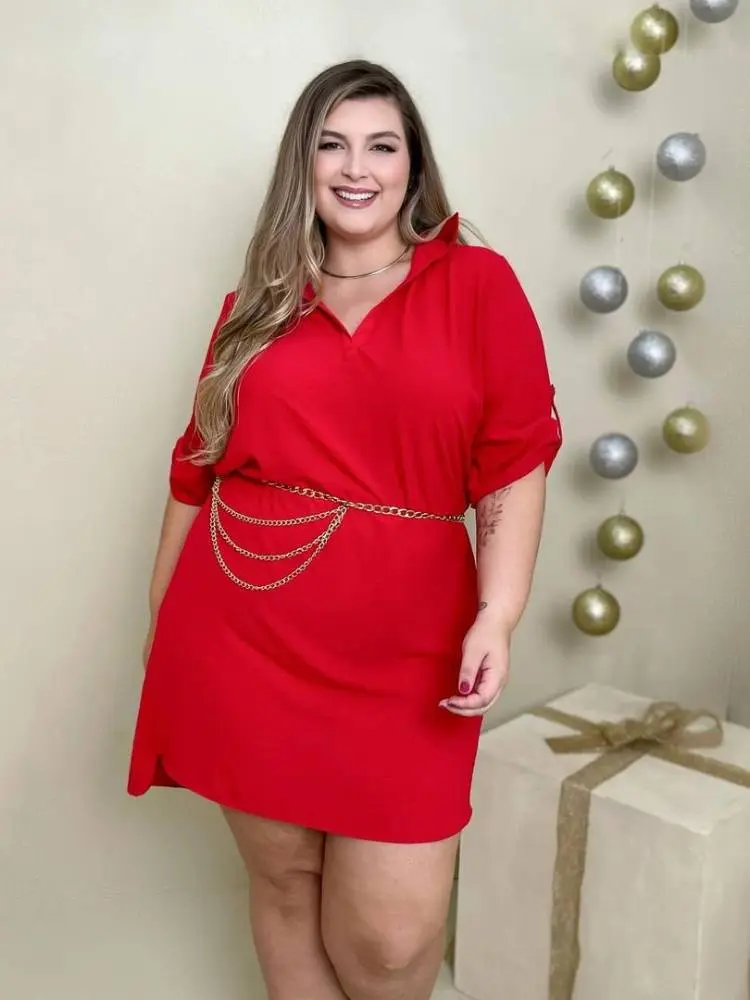 Mulher usa vestido curto como roupa vermelha para Natal