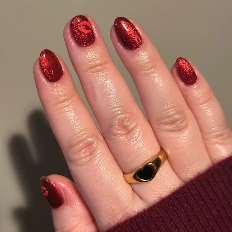 Unhas vermelhas cromadas com desenho de boca 