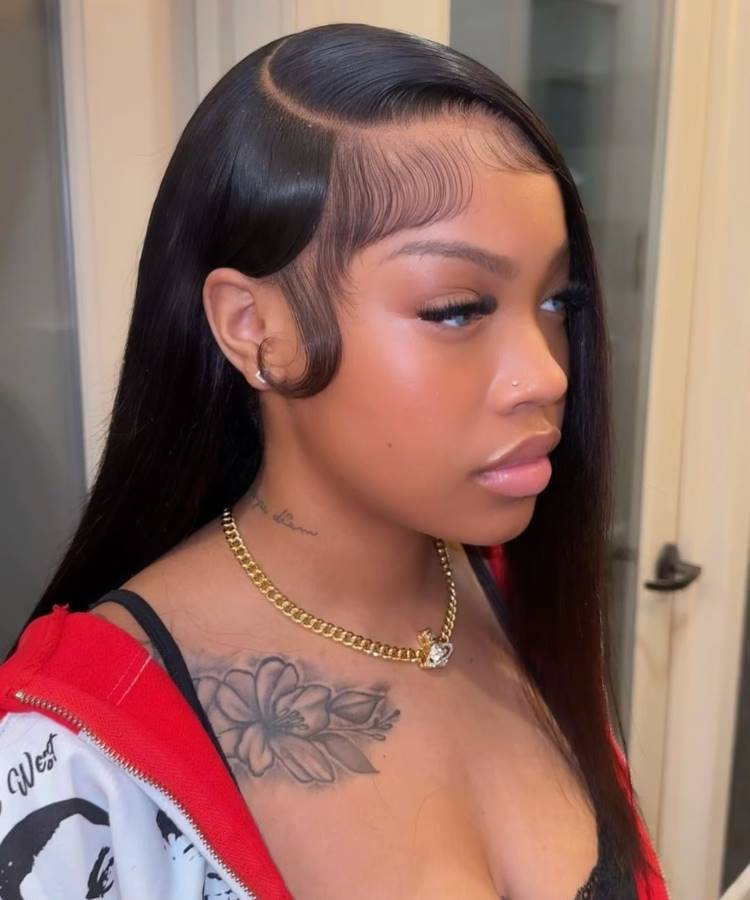 Mulher com cabelo liso e risca lateral, baby hairs perfeitamente estilizados em curvas elegantes. Ela usa um colar dourado com pingente, maquiagem suave, piercings no nariz e orelha, destacando uma tatuagem floral no ombro. Veste jaqueta vermelha.