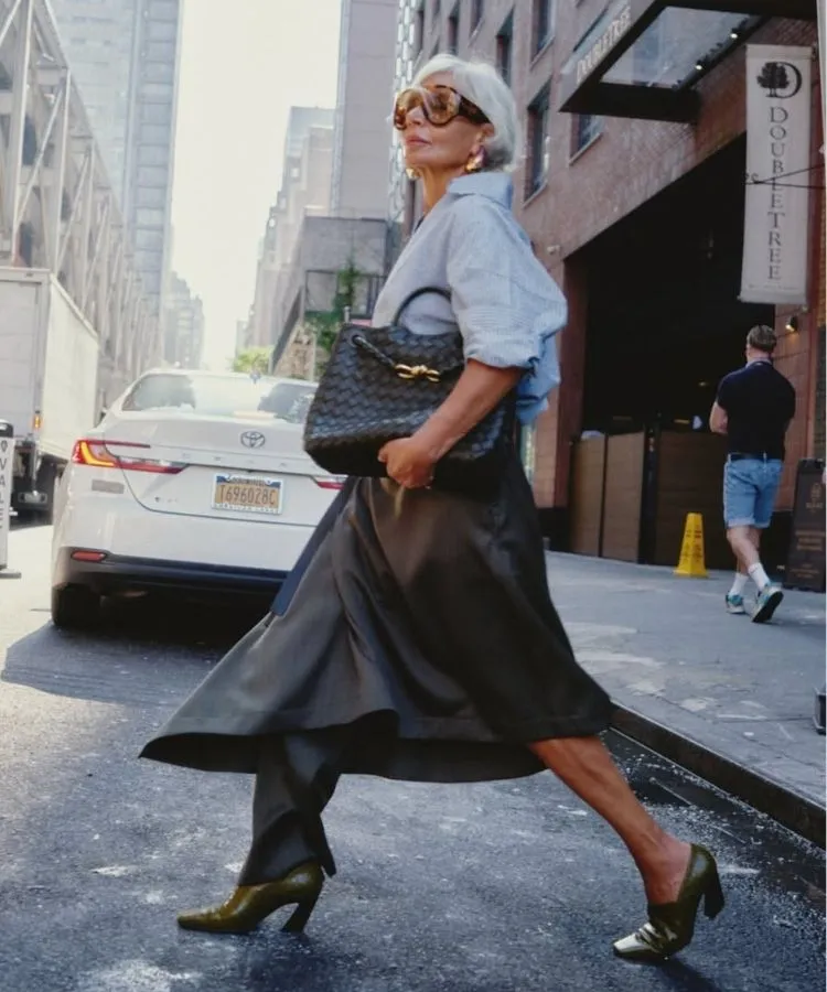 Influencer Grece Ghanem usando high vamp pumps, uma das tendências de sapatos para o inverno 2026