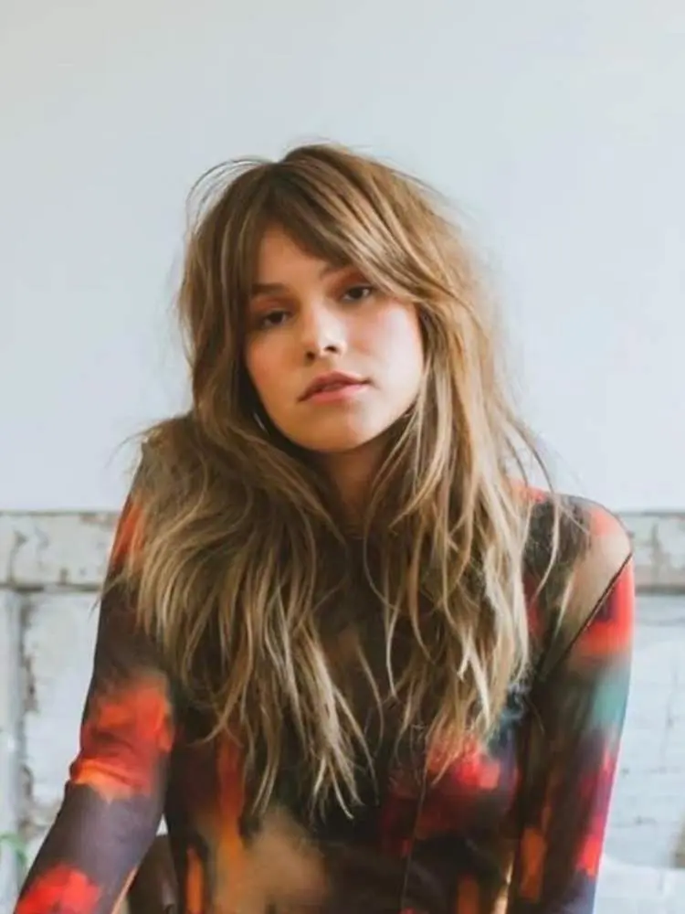 Corte cabelo liso rebelde com franja.
