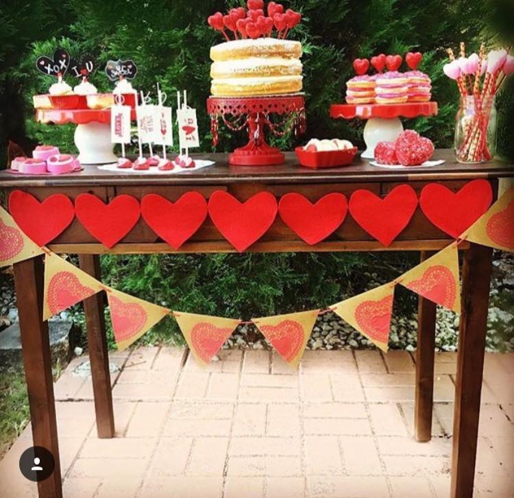 Mesa decorada de festa junina romântica, cor predominante é o vermelho