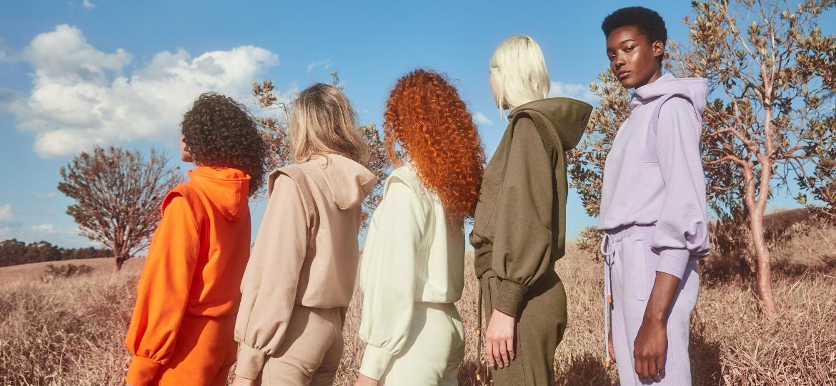 Modelos posando ao ar livre com as peças da coleção Ginger Marina Ruy Barbosa cria marca e peças esgotam em 12h