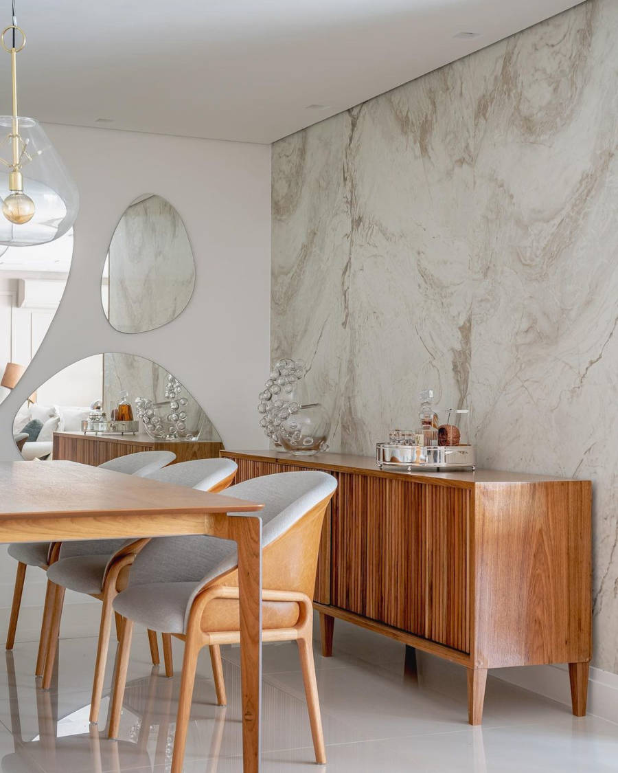 Sala de jantar com formas orgânicas.