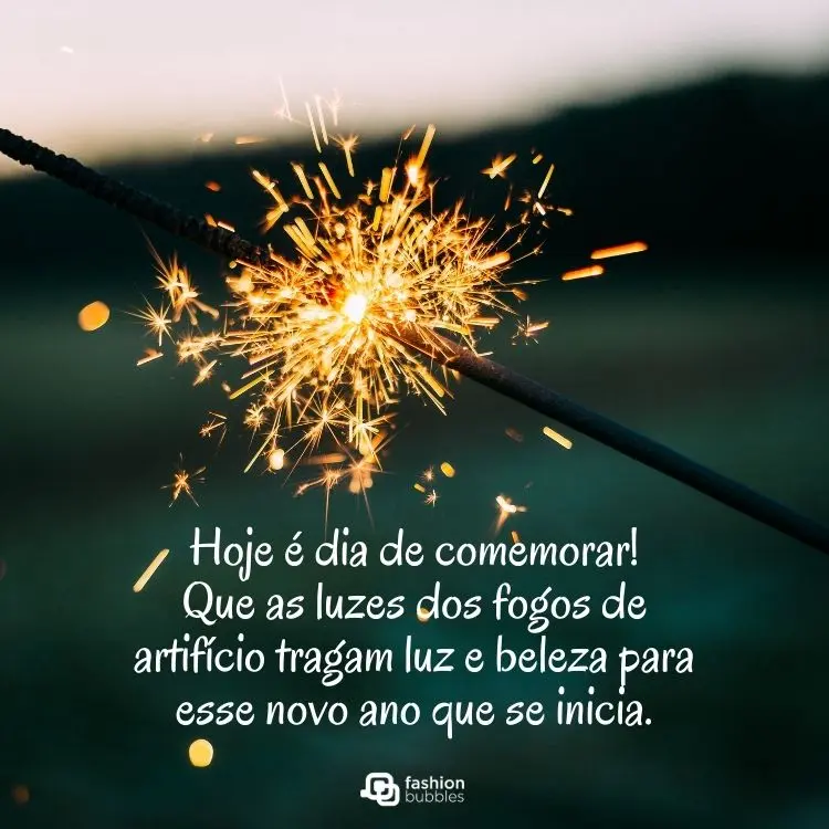 Foto de vela acendendo e frase: Hoje é dia de comemorar! Que as luzes dos fogos de artifício tragam luz e beleza para esse novo ano que se inicia.