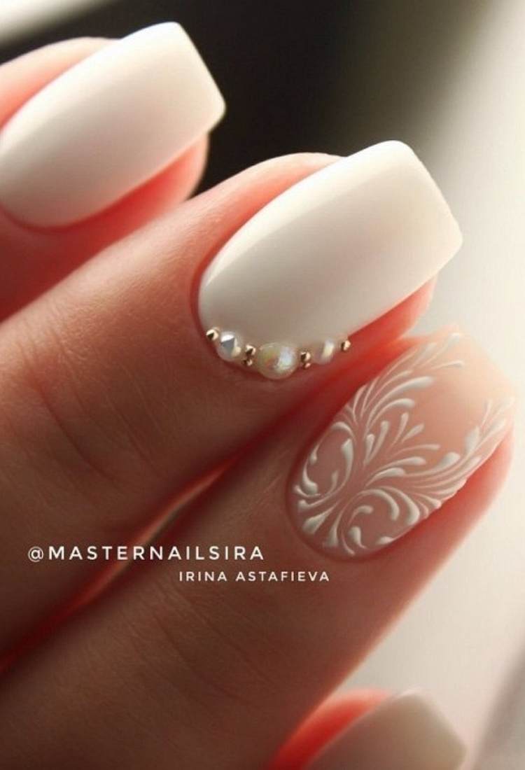 Unhas quadradas para noivas, na cor branca com pedrarias e desenhos de ramos