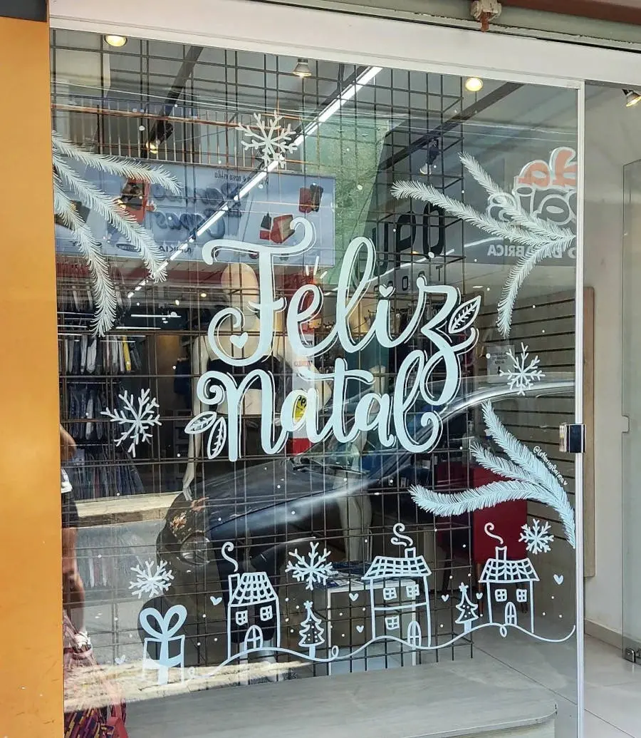 Lettering na vitrine.