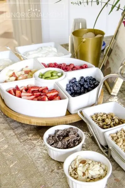 Petisqueira com frutas, chocolates, nozes e sementes