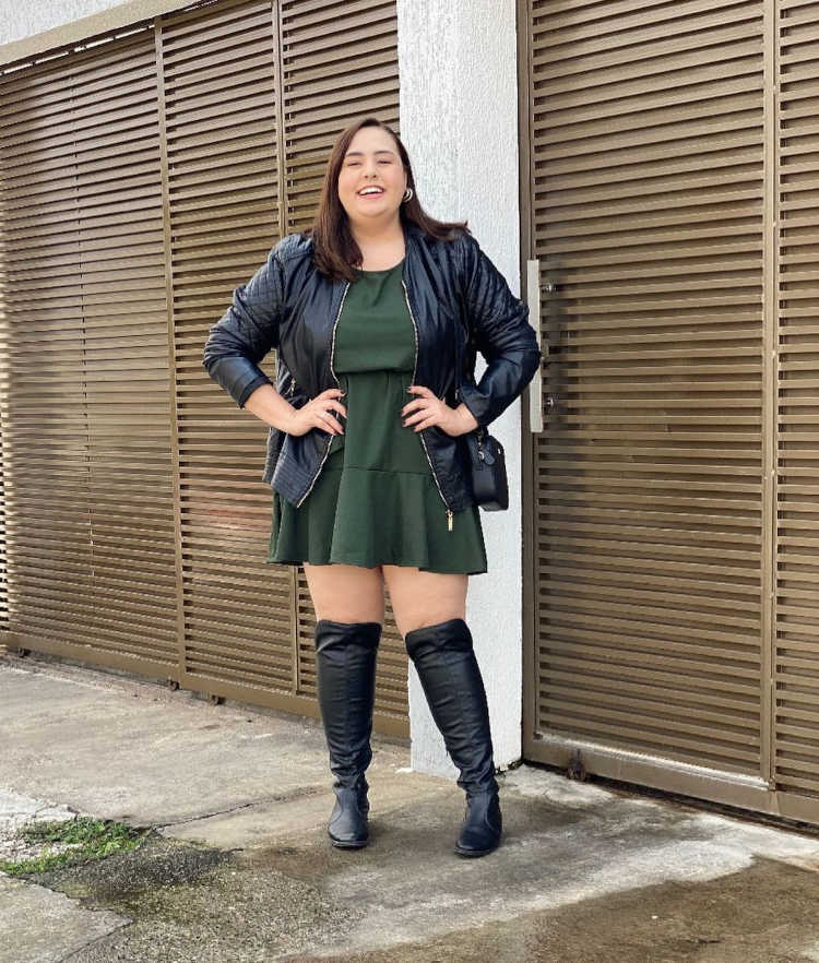 jaqueta de couro com vestido e botas