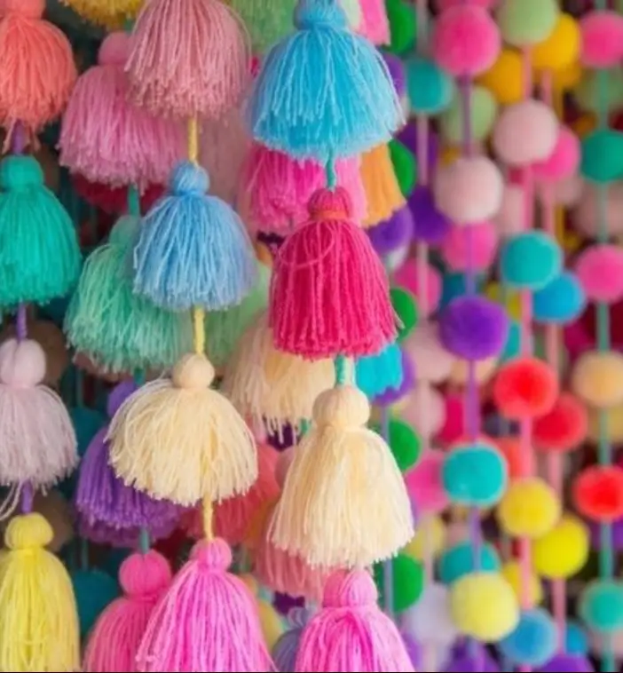Inspiração para vitrine de carnaval com tassel e pompom