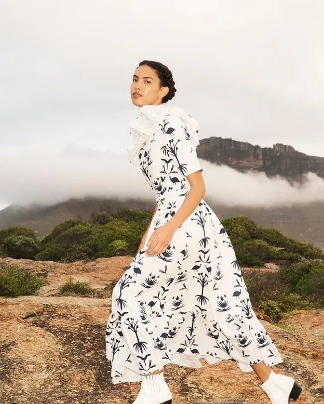 Editorial vestido com longo da Sindiso Khumalo