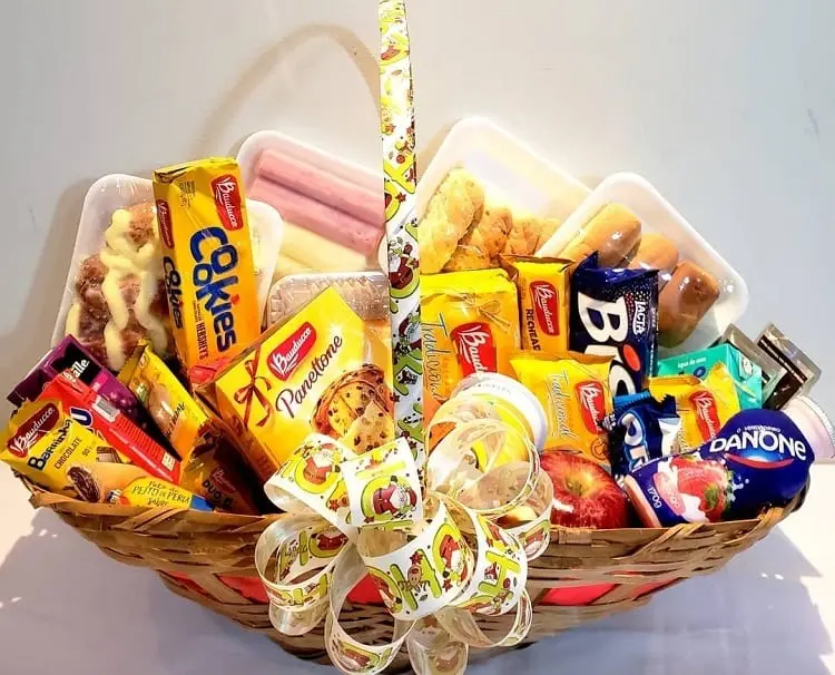 cesta de café da manhã com iogurte, cookies, pães, maçã e mais 