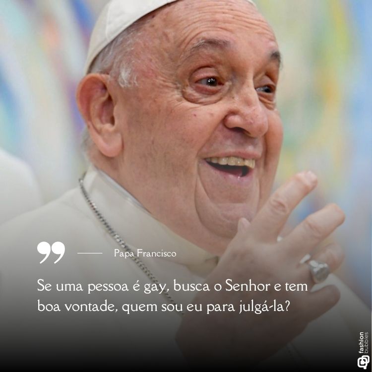 Imagem do Papa Francisco sorrindo calorosamente, vestido em suas tradicionais vestes brancas com um fundo colorido desfocado. Abaixo, destaca-se a frase: "Se uma pessoa é gay, busca o Senhor e tem boa vontade, quem sou eu para julgá-la?"





