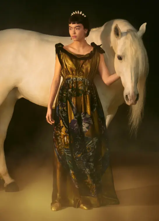 vestido decote drapeado com amarrado no ombro estampa tarô