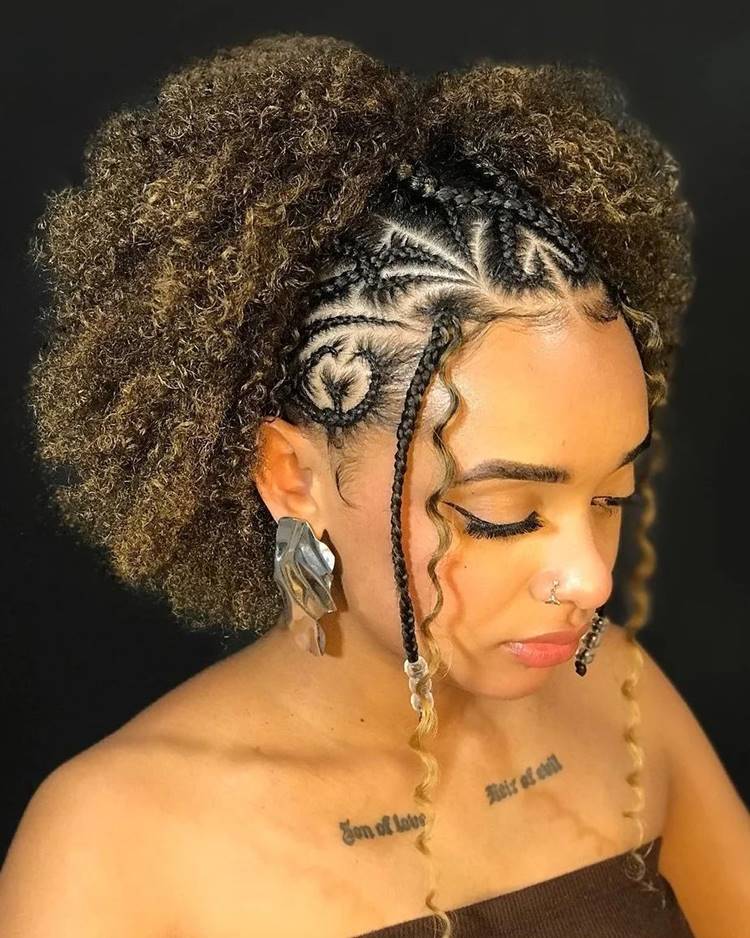 Trança nagô desenhada em cabelo crespo iluminado curto. Menina usa brincos prateados e tomara que caia marrom