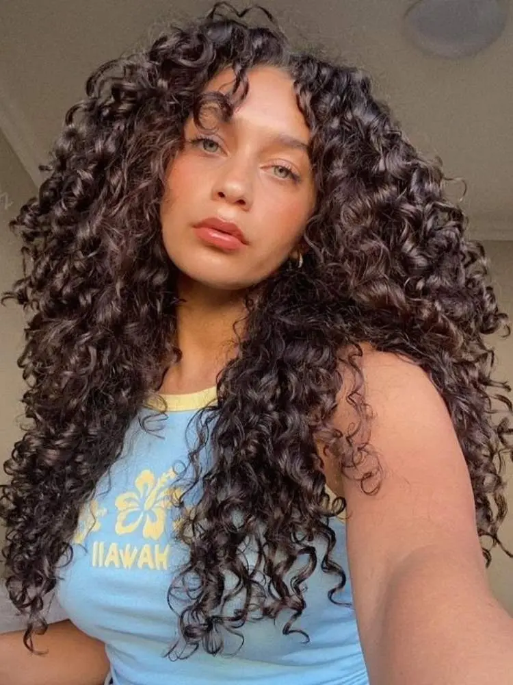 Foto mulher cacheada.