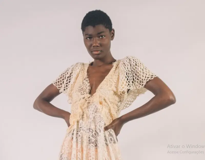 Modelo usa vestido com manga em crochê e renda