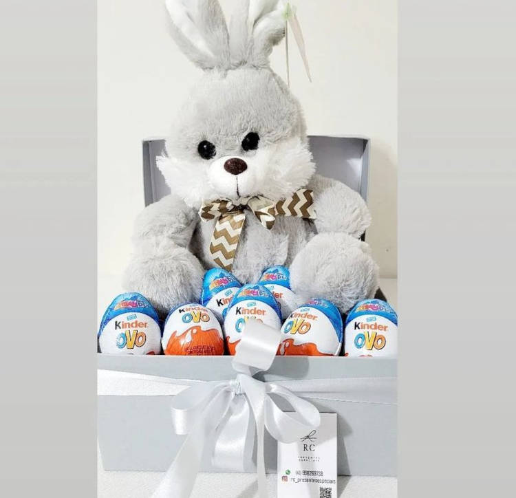 Cesta de Páscoa em cinza com Kinder Ovo e coelho de pelúcia