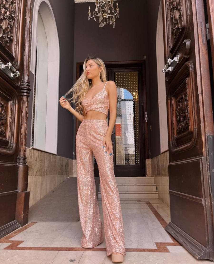 Foto de modelo usando conjunto rosé brilhante