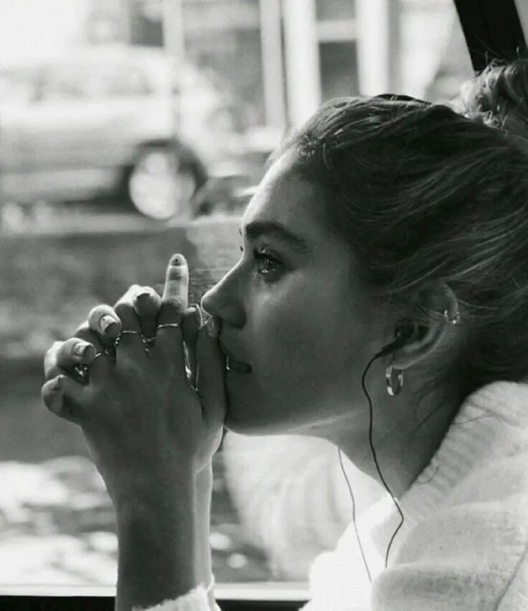 Frase para foto pensativa mulher branca com coque chorando Frase para foto pensativa