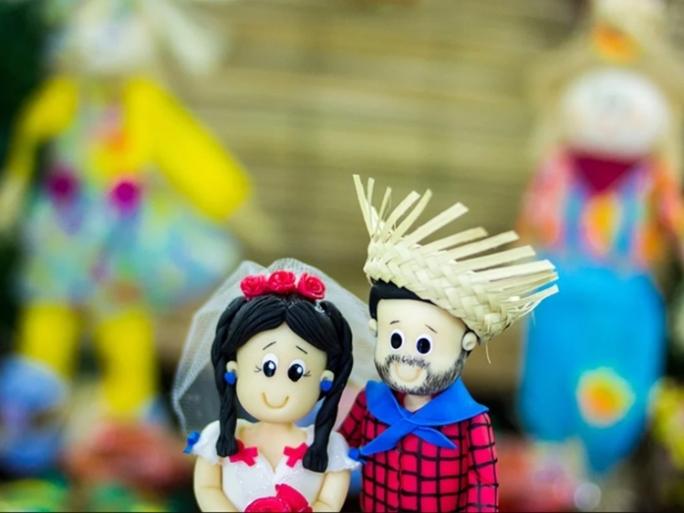 Casal de bonecos com trajes juninos. Foto de bonecos vestidos com trajes de festa junina.