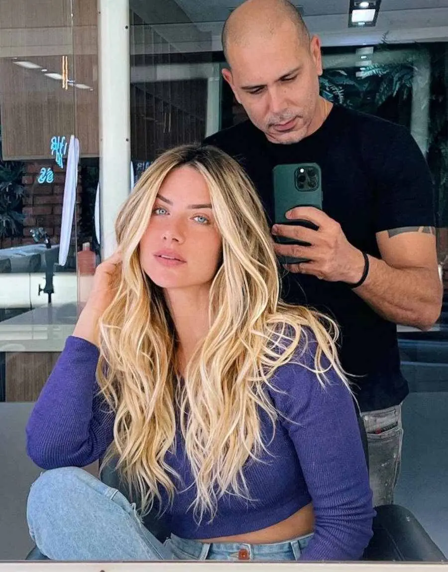 Imagem de Giovanna Ewbank com os cabelos feitos e o cabelereiro Anderson Couto atrás