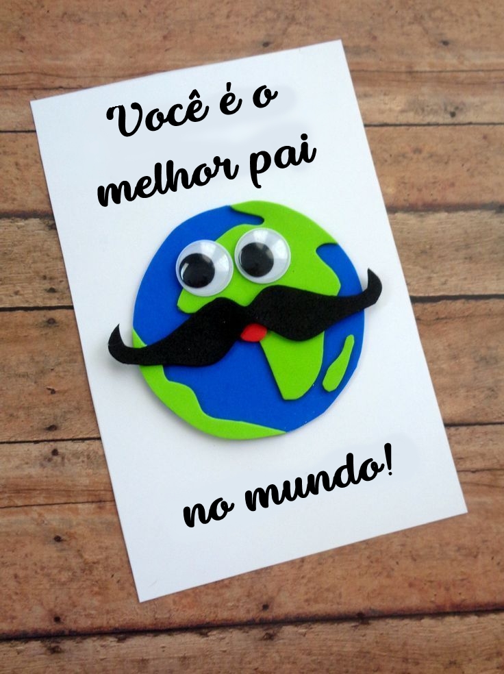 Foto de cartão branco de dia dos pais com desenho de mundo com olhos e bigode e frase "você é o melhor pai no mundo"