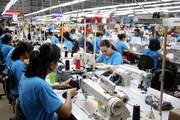 falta de matéria prima - Foto de costureiras em confecção