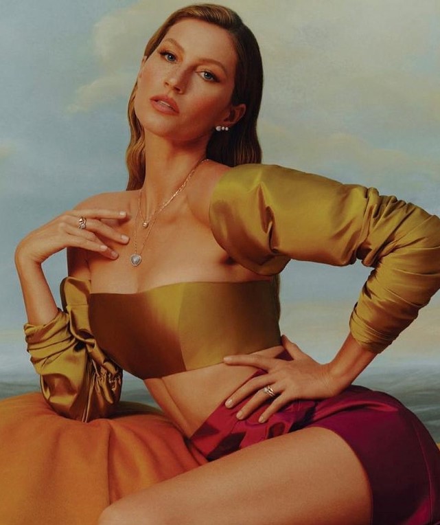 Gisele Bündchen posa com um conjunto rosa e mostarda.
