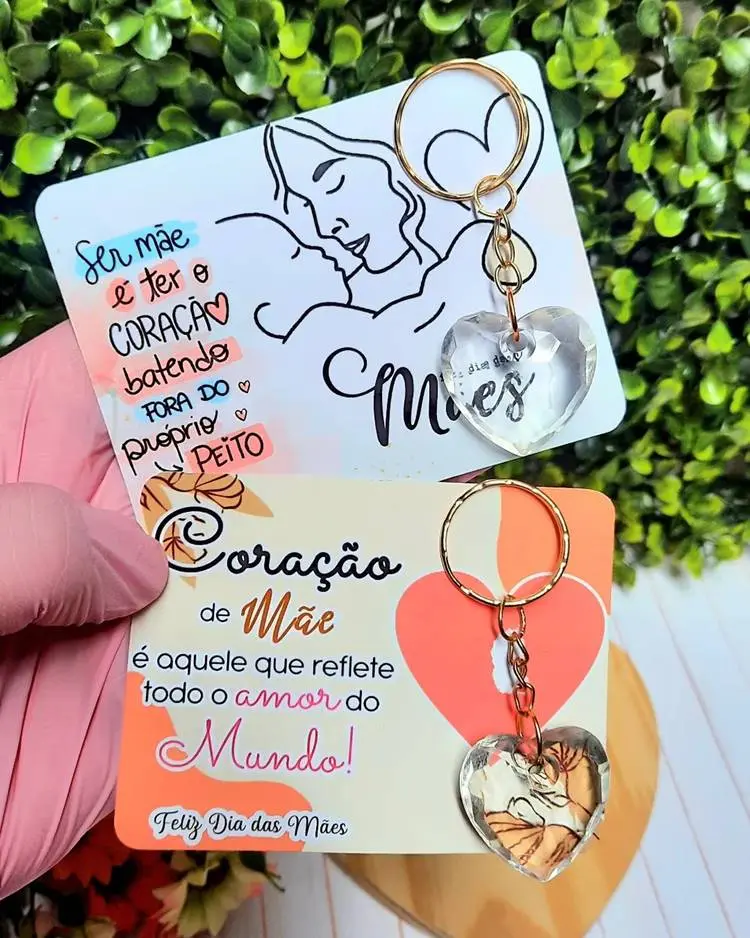 Lembrancinha de Dia das mães cartão com frase e chaveirinho de coração