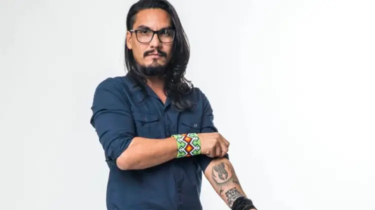 Vanderson, do BBB 19, usando camisa azul com mangas puxadas