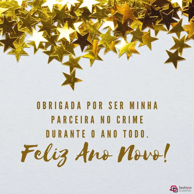 Cartão virtual de fundo claro com estrelas douradas e frase: Obrigada por ser minha parceira no crime durante o ano todo. Feliz ano novo!