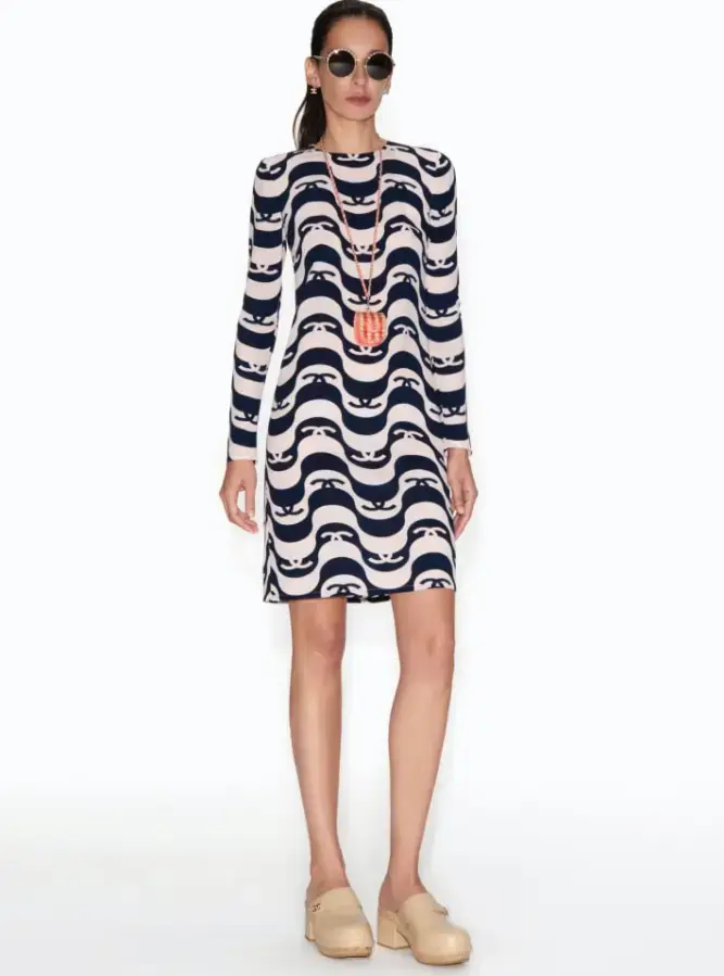 Vestido estampado com ondas do calçadão de Copacabana e logo da Chanel