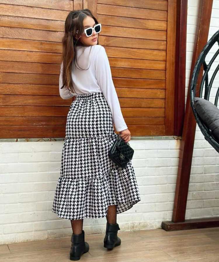 Look chique moderno de são joão: blusinha branca de manga longa + saia longa + bota
